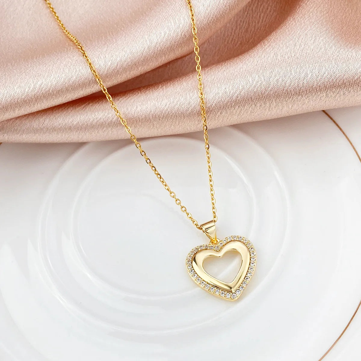 Necklaces For Ocean Days-Wholesale Basic Modern Style Classic Style Heart Shape Copper Hollow Out Inlay 18K Gold Plated Zircon Pendant Necklace