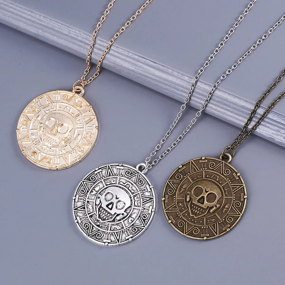 Necklaces For Grad Events-Retro Round Alloy Plating Gold Plated Men'S Pendant Necklace